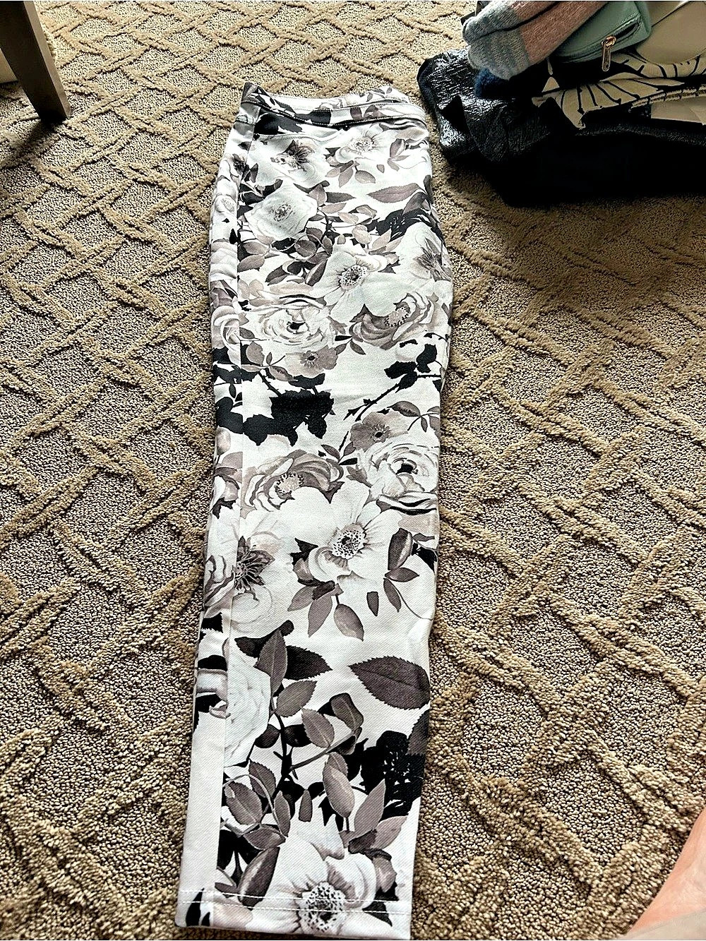 HUE Floral Leggings in White & Gray Size XL